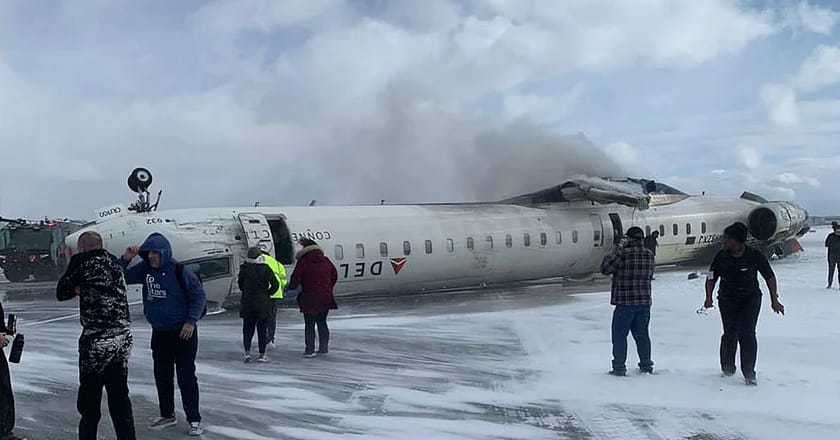 پیئرسن ایئرپورٹ کینیڈا:لینڈنگ کے دوران طیارہ الٹ گیا