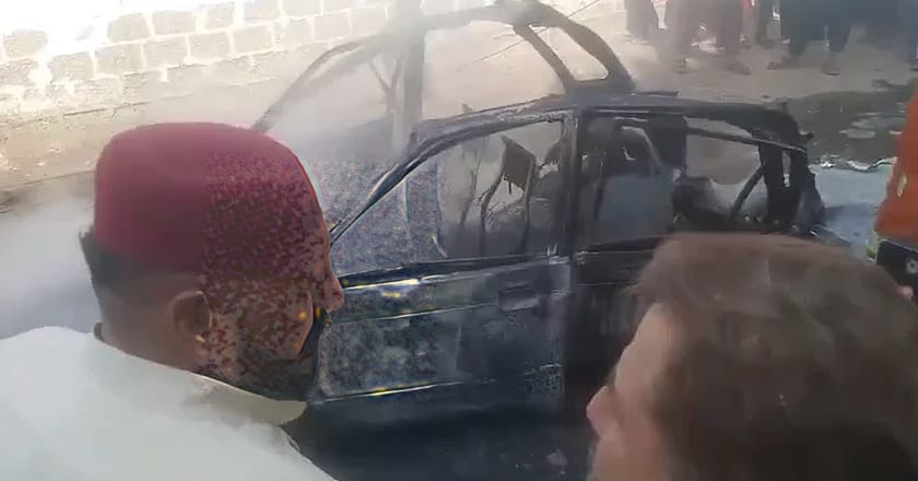 کراچی: چلتی گاڑی میں دھماکے کے بعد آگ لگ گئی