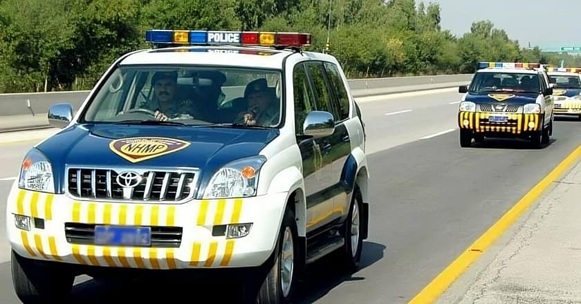 مٹیاری: موٹر وے پولیس کی کارروائی، گٹکا اور جعلی نمبر پلیٹس برآمد