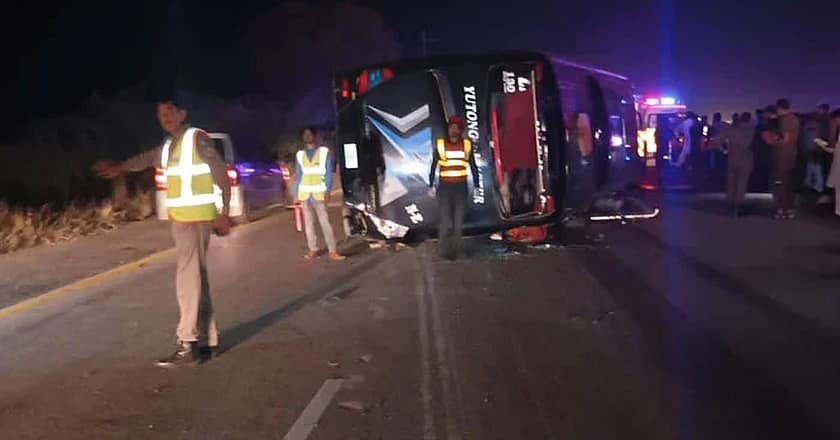 چکوال میں مسافر بس اُلٹ گئی،5 افراد جاں بحق