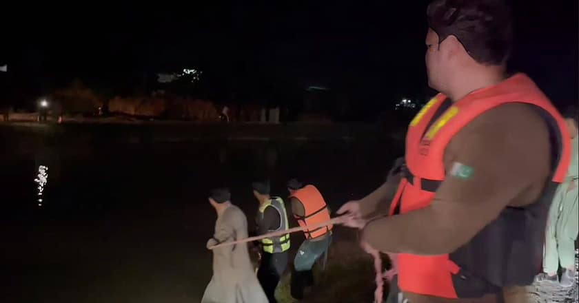 صوابی: رکشہ نہر میں گرنے سے بچوں اور خواتین سمیت 6 افراد جاں بحق