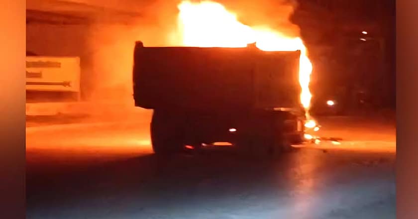 کراچی: ڈمپر کی ٹکر سے موٹرسائیکل سوار زخمی، مشتعل افراد نے 9 گاڑیاں جلا دیں