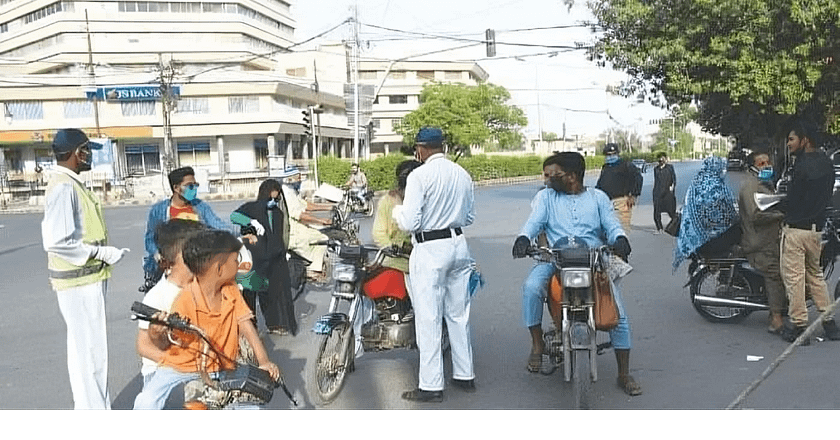 کراچی: ٹریفک قوانین کی خلاف ورزیاں، 11 ہزار موٹر سائیکلیں ضبط