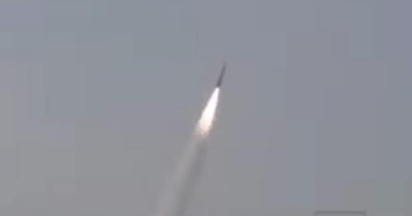 پاکستان کا زمین سے زمین تک مار کرنے والے ’فتح‘ میزائل کا کامیاب تجربہ