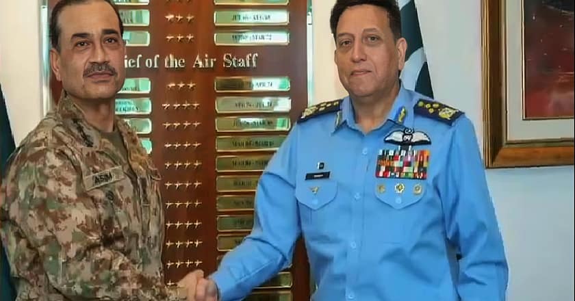 آرمی چیف کی ایئر ہیڈ کوارٹرز آمد، دشمن کو جواب دینے پرشاہینوں کو خراج تحسین پیش