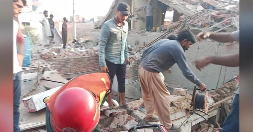 لاہور: گھر میں سلنڈر دھماکے سے عمارت گر گئی، 3 افراد جاں بحق