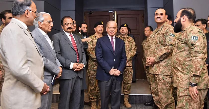 وزیرِ اعظم کا جی ایچ کیو کا دورہ، عسکری قیادت کی پاک افغان صورتحال پر بریفنگ